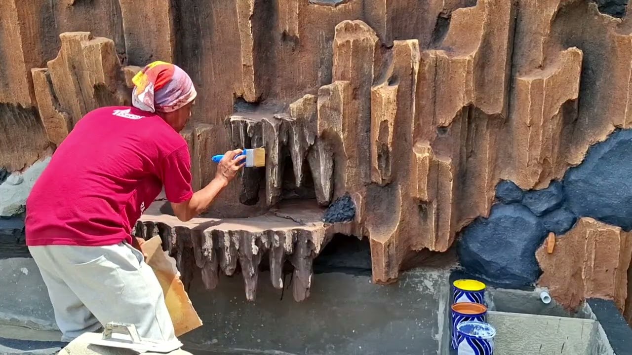 Pengecatan relief tebing kolam