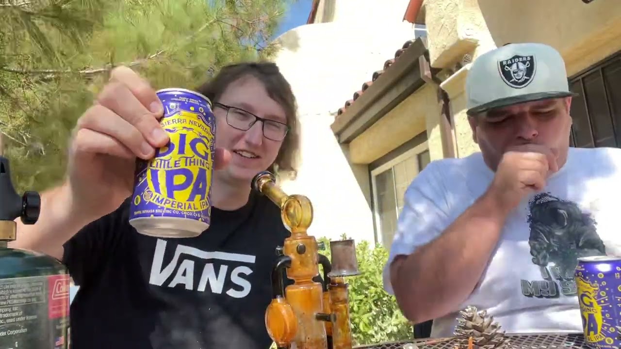 We be dabbing on strawberry banana live resin!!￼