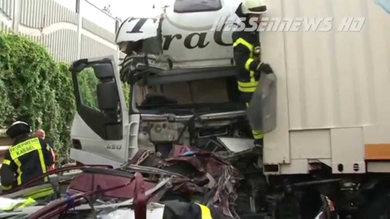 A7 bei Kassel - PKW zwischen LKWs eingeklemmt 28.08.2014