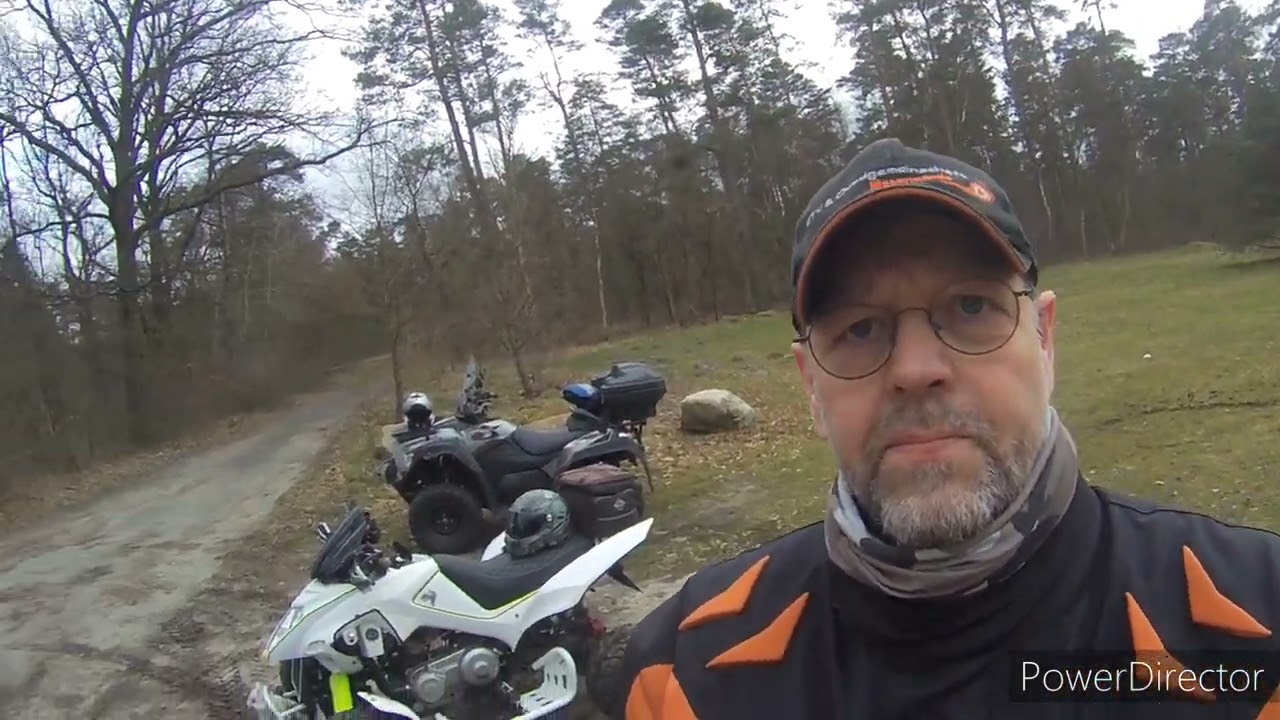 Land und Straße mit ATV und Quad