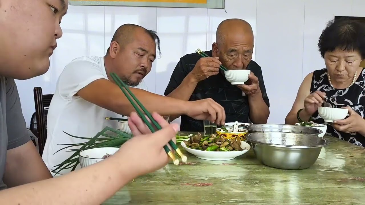 猪肚炒尖椒，豆腐炖小白菜。喝一杯白酒。