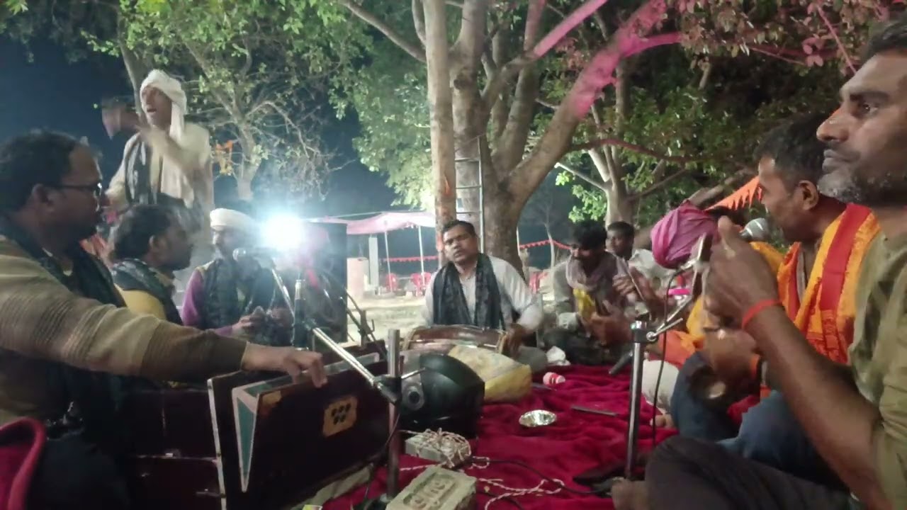 मजूई हरिकीर्तन पार्टी में झूम झूम कर ढोलक बजाते धर्मेंद्र विश्वकर्मा 