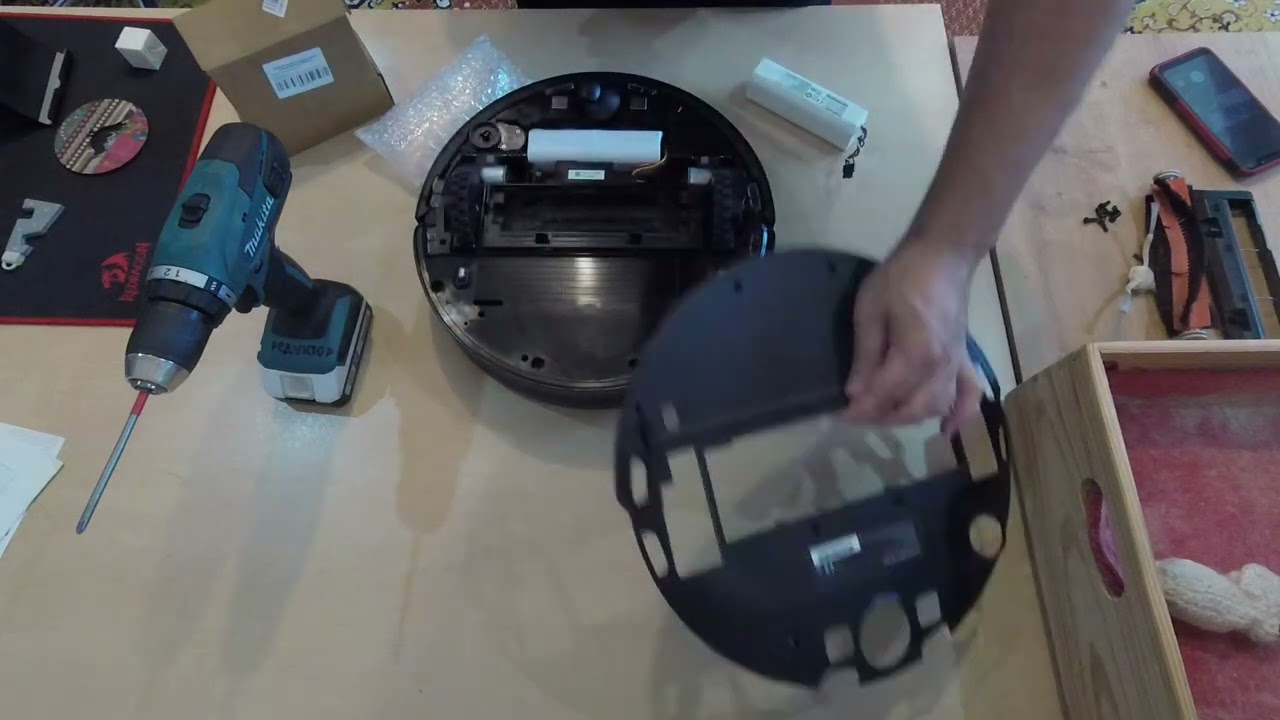 How to replace battery on robot vacuum cleaner Dreame L10 Pro