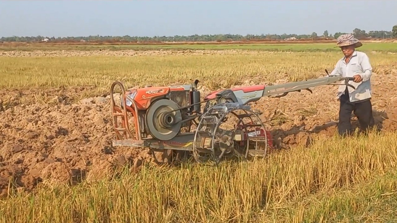 Camboian Farmer Order Mini Kubota RT140 Plus Ploughing Soil, Kubota Plow At Farm
