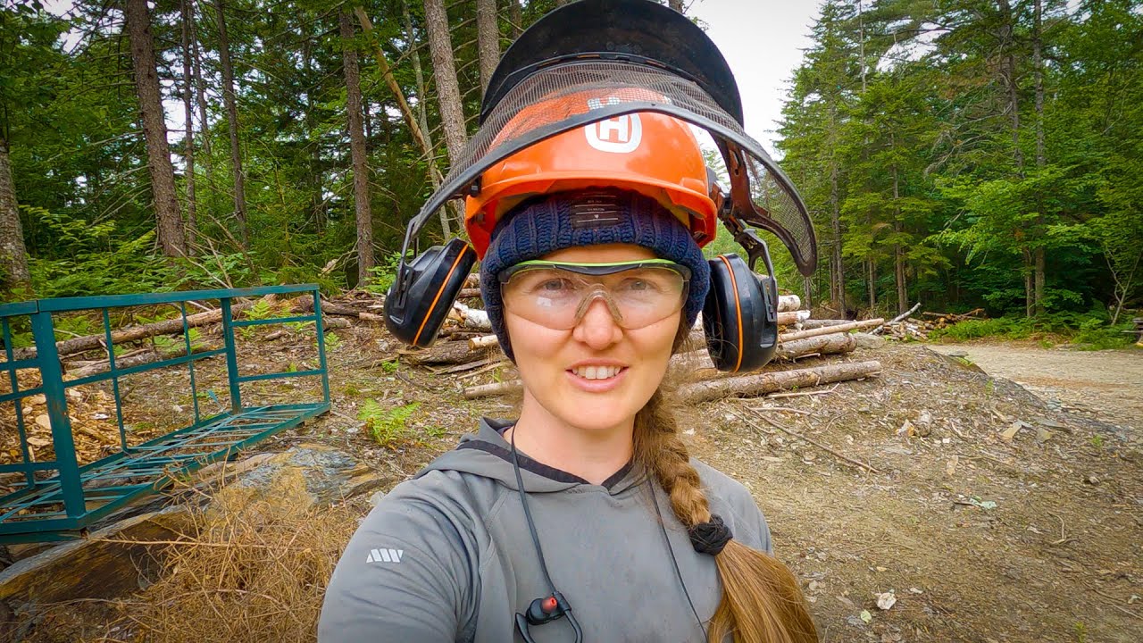 Шаг 2 в работе на объекте: снятие верхнего слоя почвы экскаватором (John Deere 160LC)