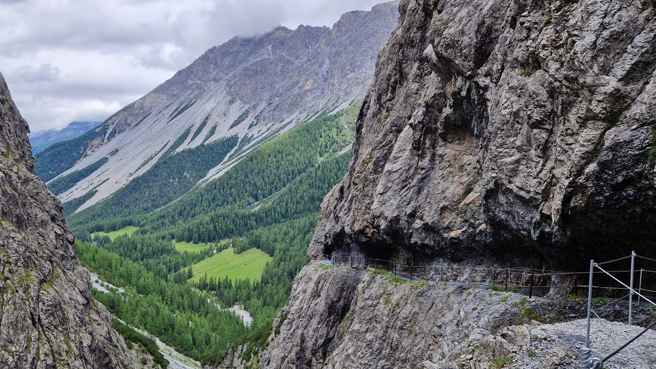 TREKKING ALLE GOLE DI UINA (UINASCHLUCT) PARTENDO DA SLINGIA 1726m & RIFUGIO SESVENNA 2256m