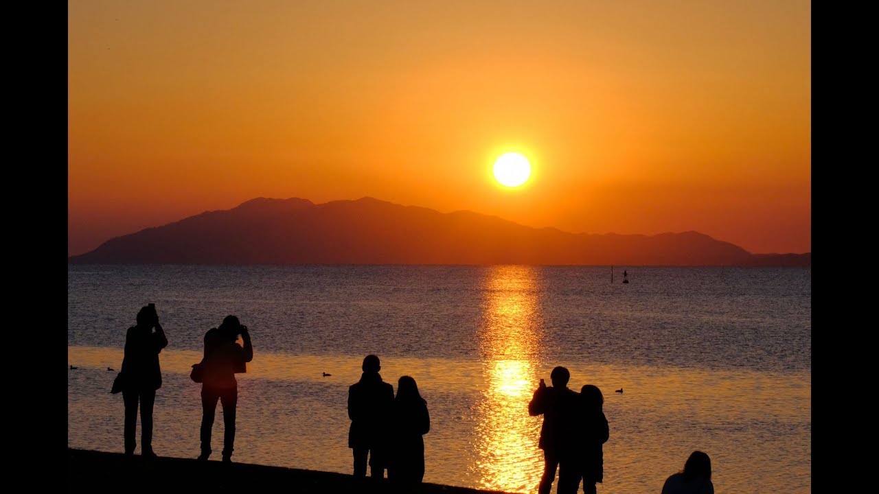 美しき松江の風景：宍道湖夕日　宍道湖の対岸の山々に沈む美しい夕日