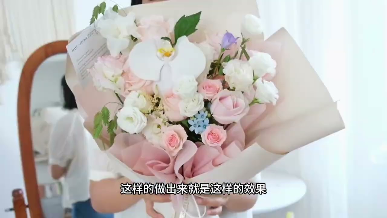 今天给客户做的白色荷花花束，做好啦发给客户，他说包装纸内衬不满意，让换成其他的颜色，一般这种情况你们会给换吗？我给客户也说了只换这一次，再不满意就不会换啦。好在客户最后还是比较满意的。#我的花店日常