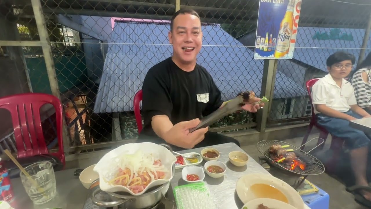 Về Châu Đốc là phải tới ăn bò nướng,bò lá lốt,bò cuốn mỡ chài chấm mắm nêm mới đã nư của tui