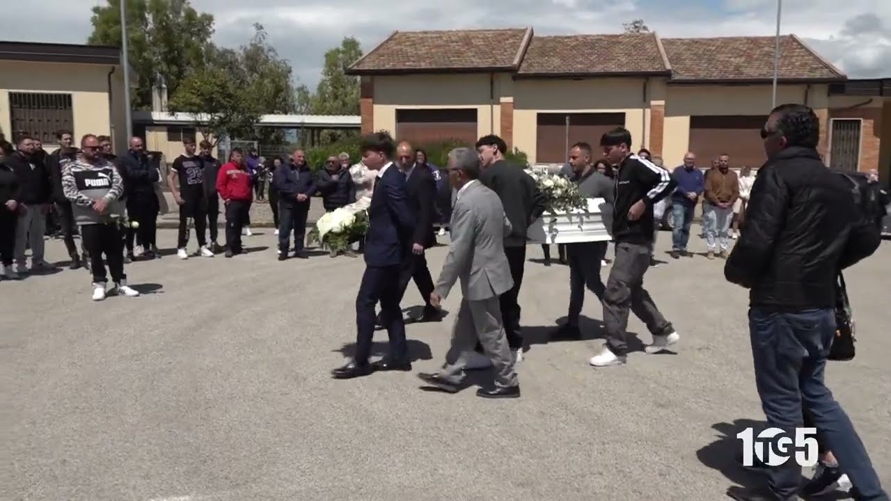 Eboli funerali bambino sbranato pitbull 26apr