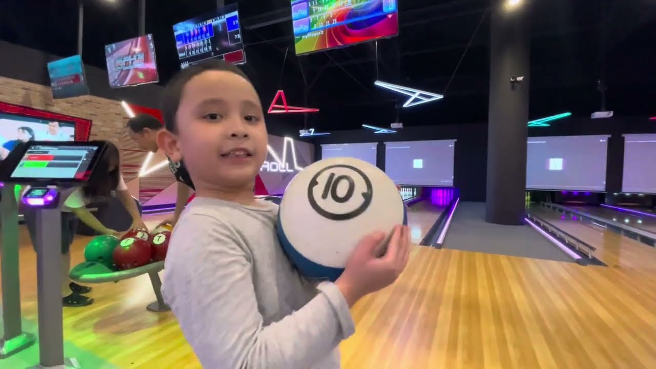 SECOND TIME PLAY BOWLING AT TRINOMA.. 1 2 3 GOOOOOO!!! 
