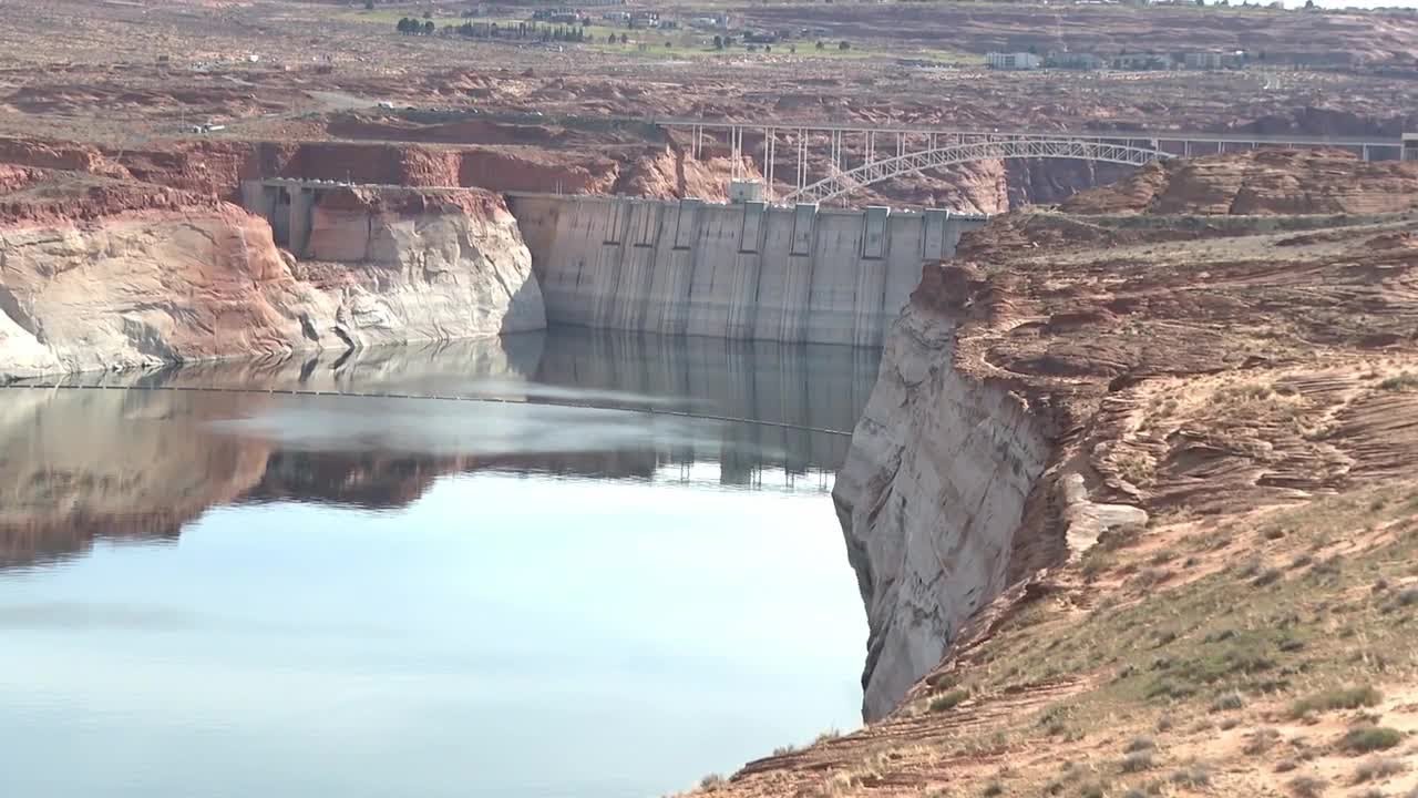 Уровень воды в озере Пауэлл за год упал на 36 футов, водный кризис усугубляется.