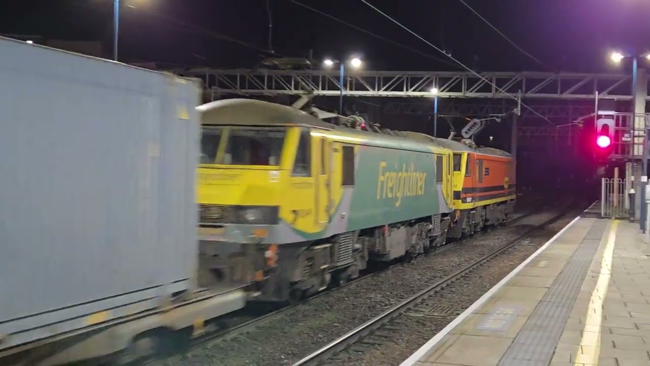 90007 & 90049 - 4S47 1915 Daventry IRFT  - Mossend Pd Strling - passing through Stafford 13mins late
