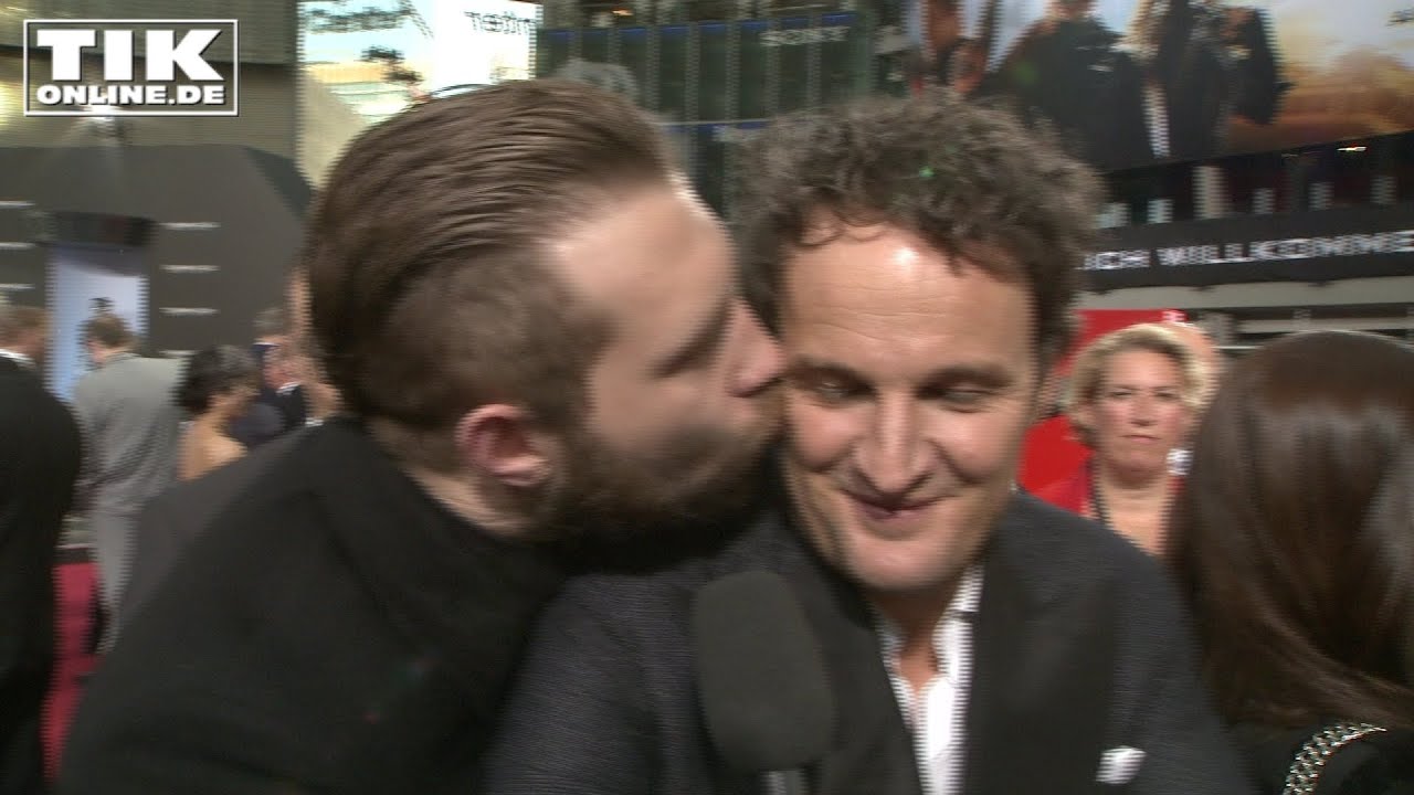 Terminator-Premiere: Jai Courtney kissing Jason Clarke