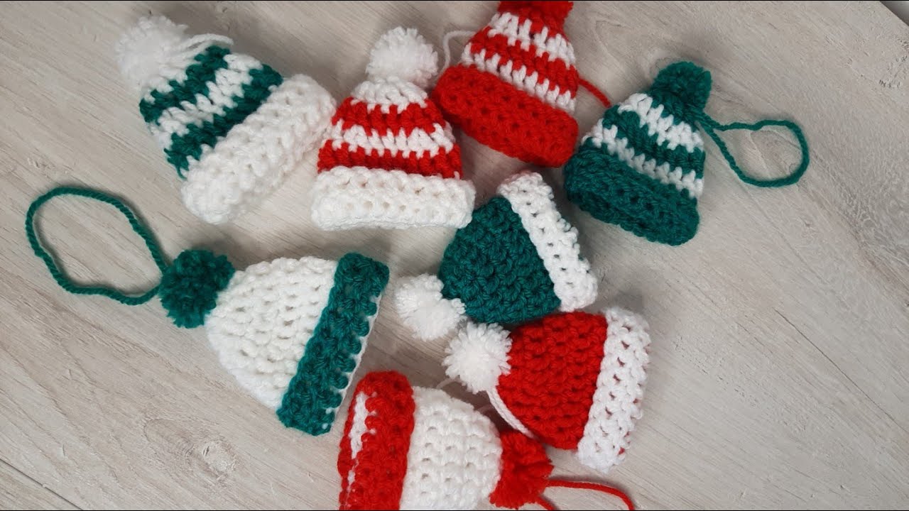Bel cappellino all'uncinetto.  Decorazione per l'albero di Natale oppure per una bambola Barby