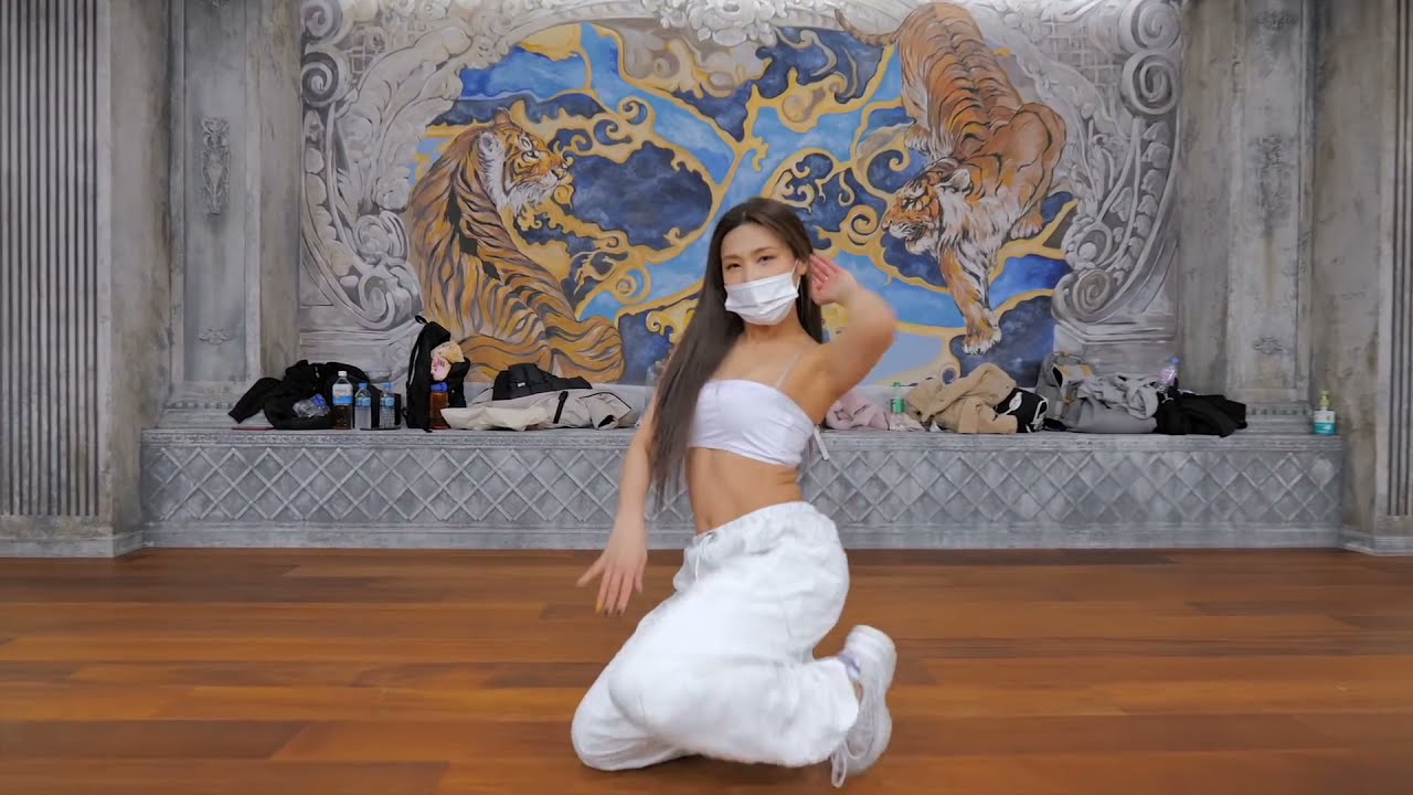 ORIGINAL CHOREOGRAPHY ROS&Eacute; ON THE GROUND BY RARMG