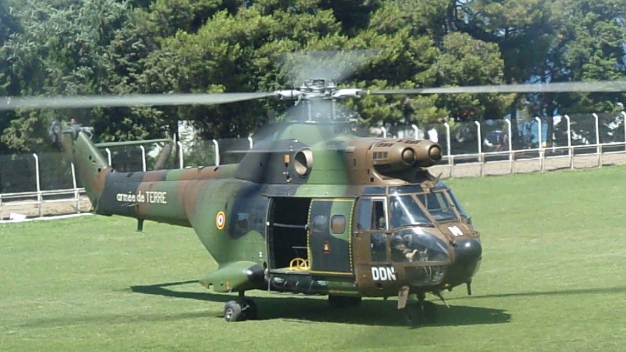 Atterissage d'un hélicoptère Puma de l'Armée  de terre à Port-Vendres