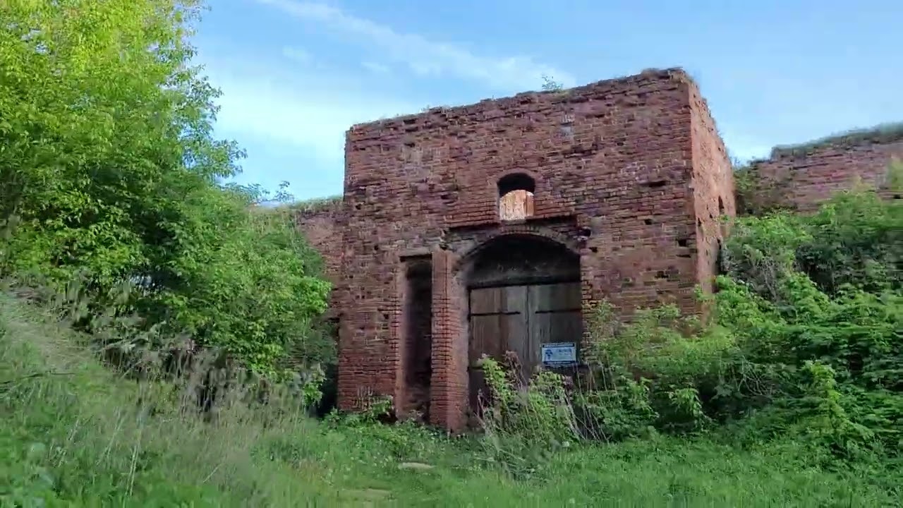 Toruń, zamek Dyb&oacute;w - Crazy walk hyperlapse / 4K