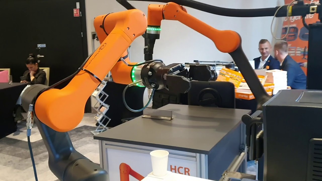 BIAP Wrocław - robot wsp&oacute;łpracujący (cobot) podający kawę - robotyka po godzinach