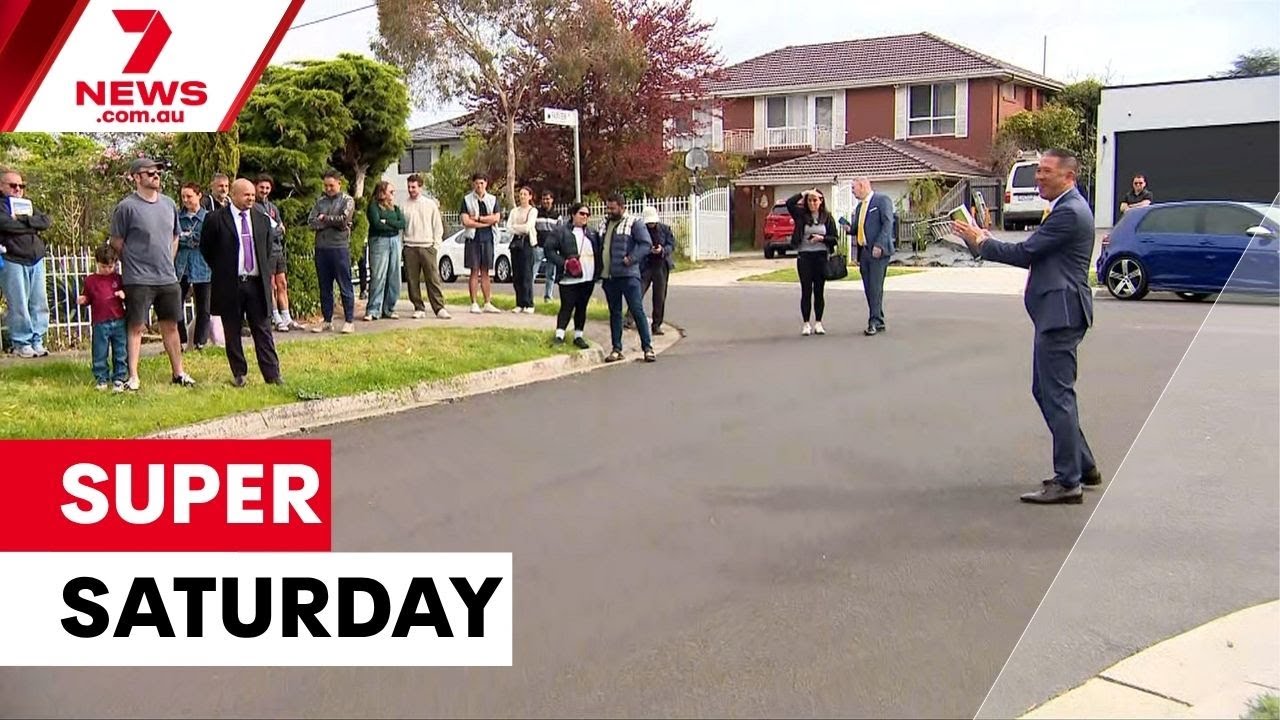 Interest rate cuts and comedy gold trigger a Super Saturday for Melbourne's property market | 7NEWS