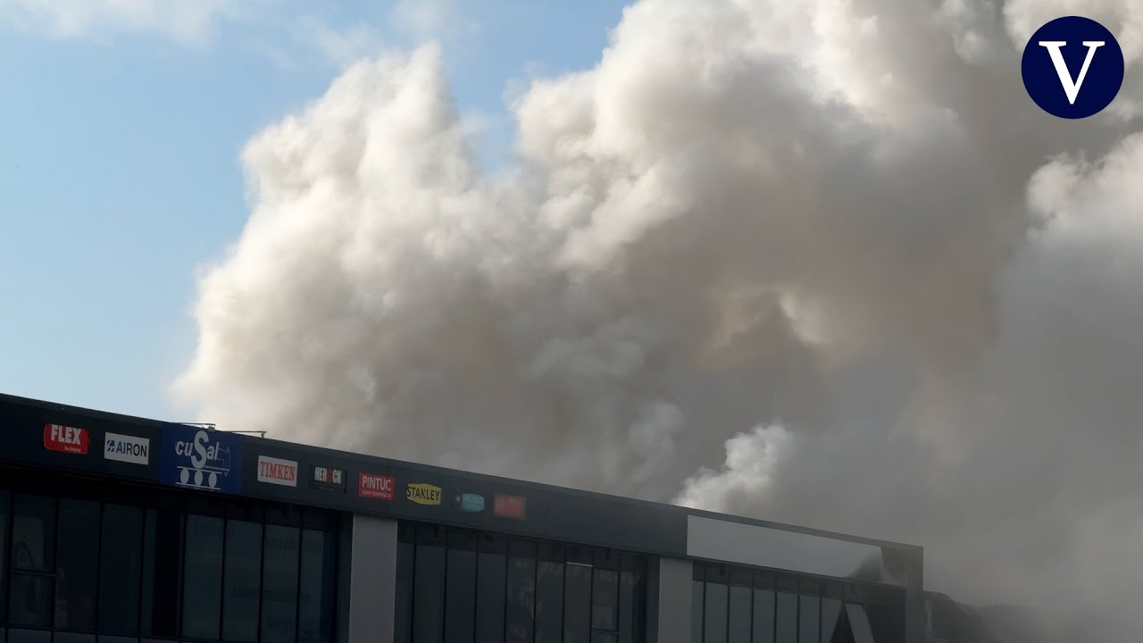 Un incendio en una fábrica con productos químicos de Vilanova obliga a confinar 5 municipios