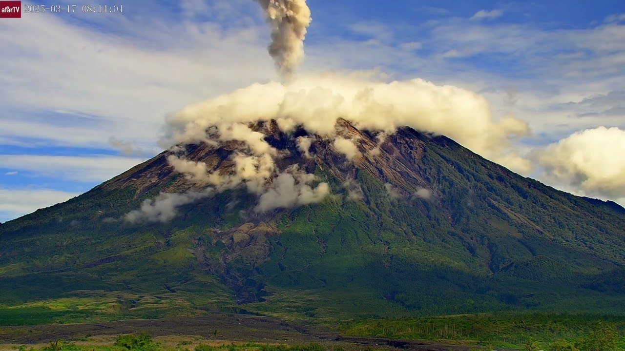 Mar 17, 2025: Timelapse of Semeru Volcano Erupting in Indonesia