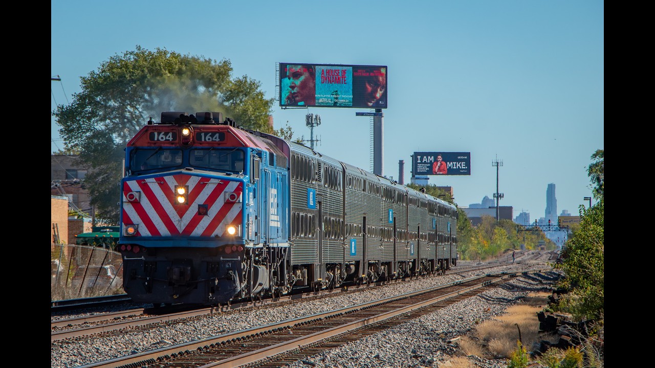 [RF] - Metra Union Pacific-Northwest Trains at Gladstone Park