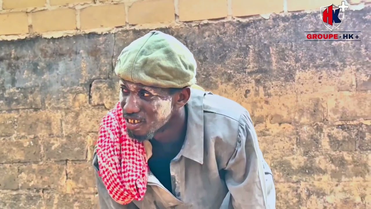 Le Fou Woroli,Boua Ladji et son fils khassa qui ramasse une poule