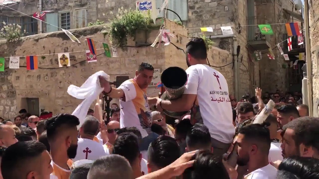Arabii Ortodocsi Ierusalim cerand sa coboare Sfanta Lumina