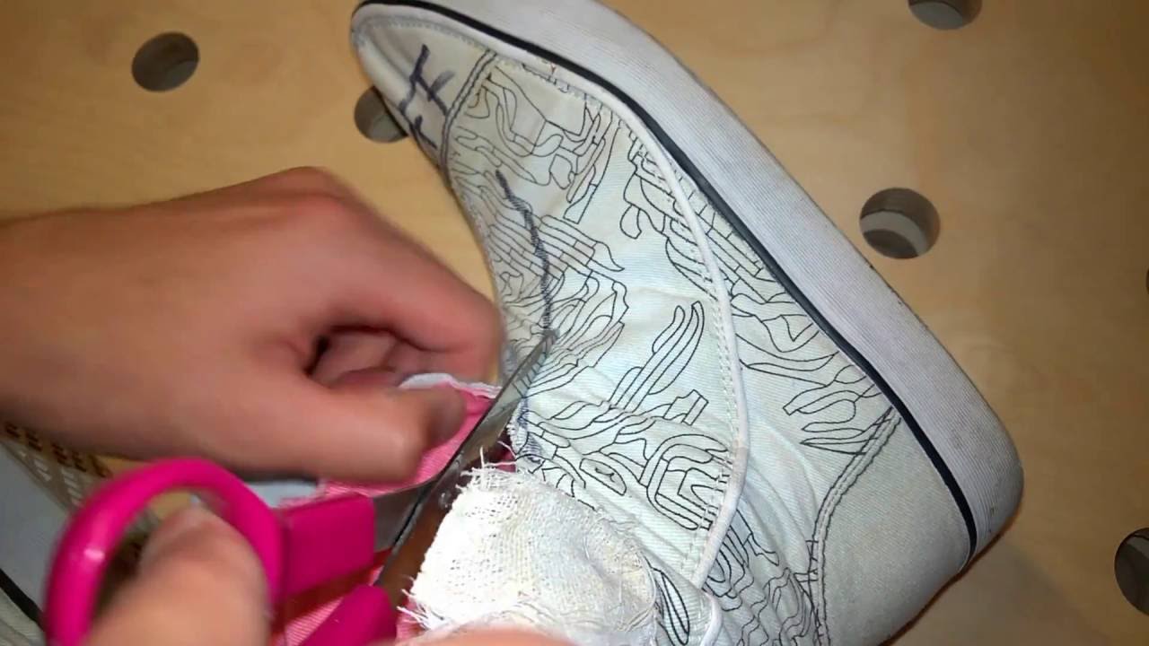 Destroying Pumas of her sockless feet