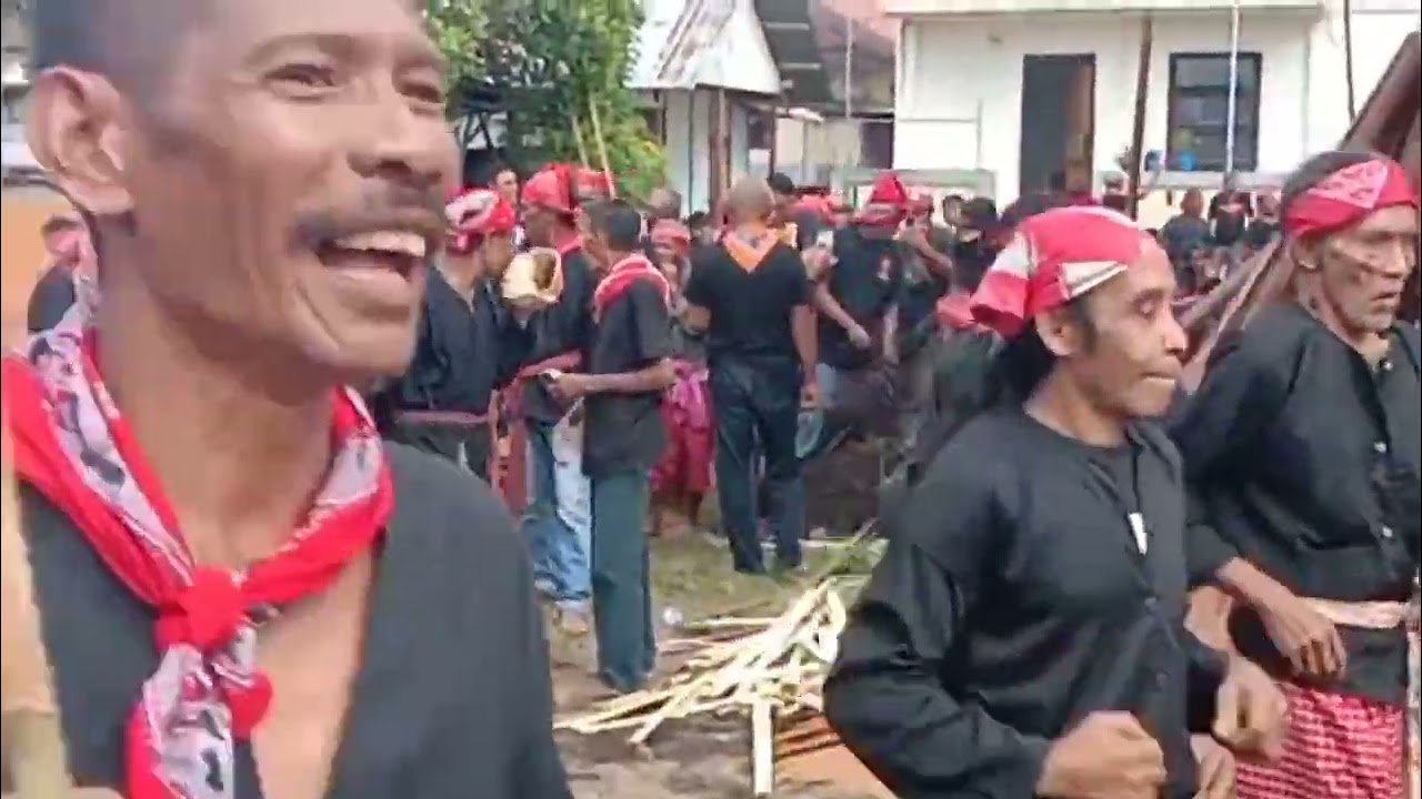 Pemasangan Atap Baleo Negeri Ullath , Saparua, Maluku Tengah