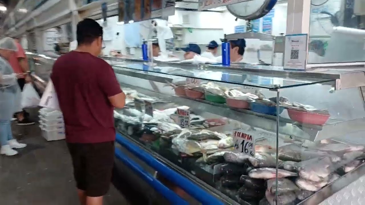 Mercado Público de Florianópolis com tainhas e frutos do mar!