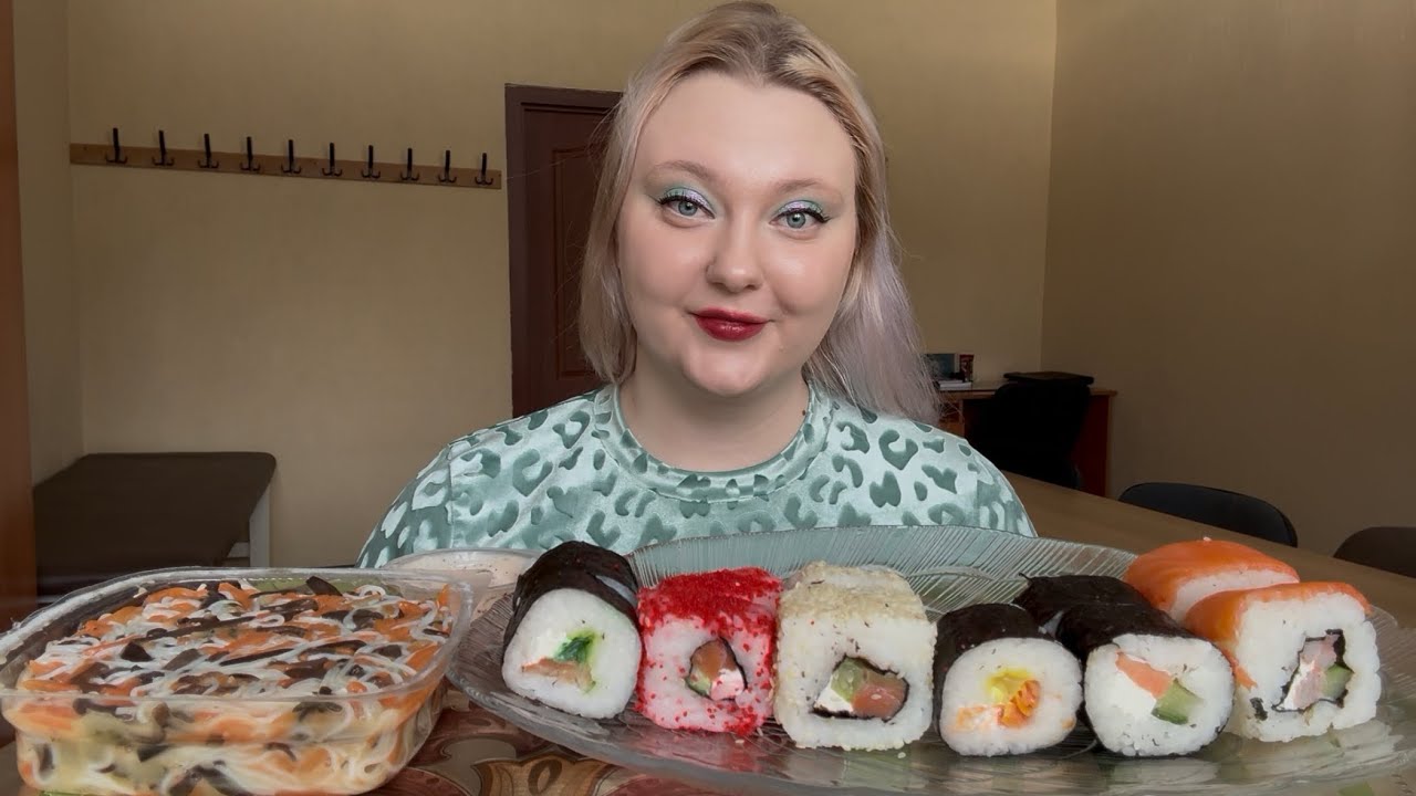 Мукбанг/Mukbang . Роллы и салат с фунчозой и грибами.