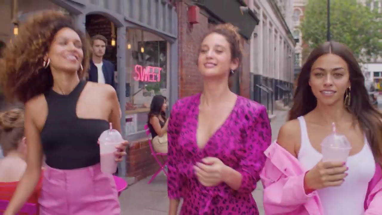Pub Officielle - Yes I Am Pink First - CACHAREL