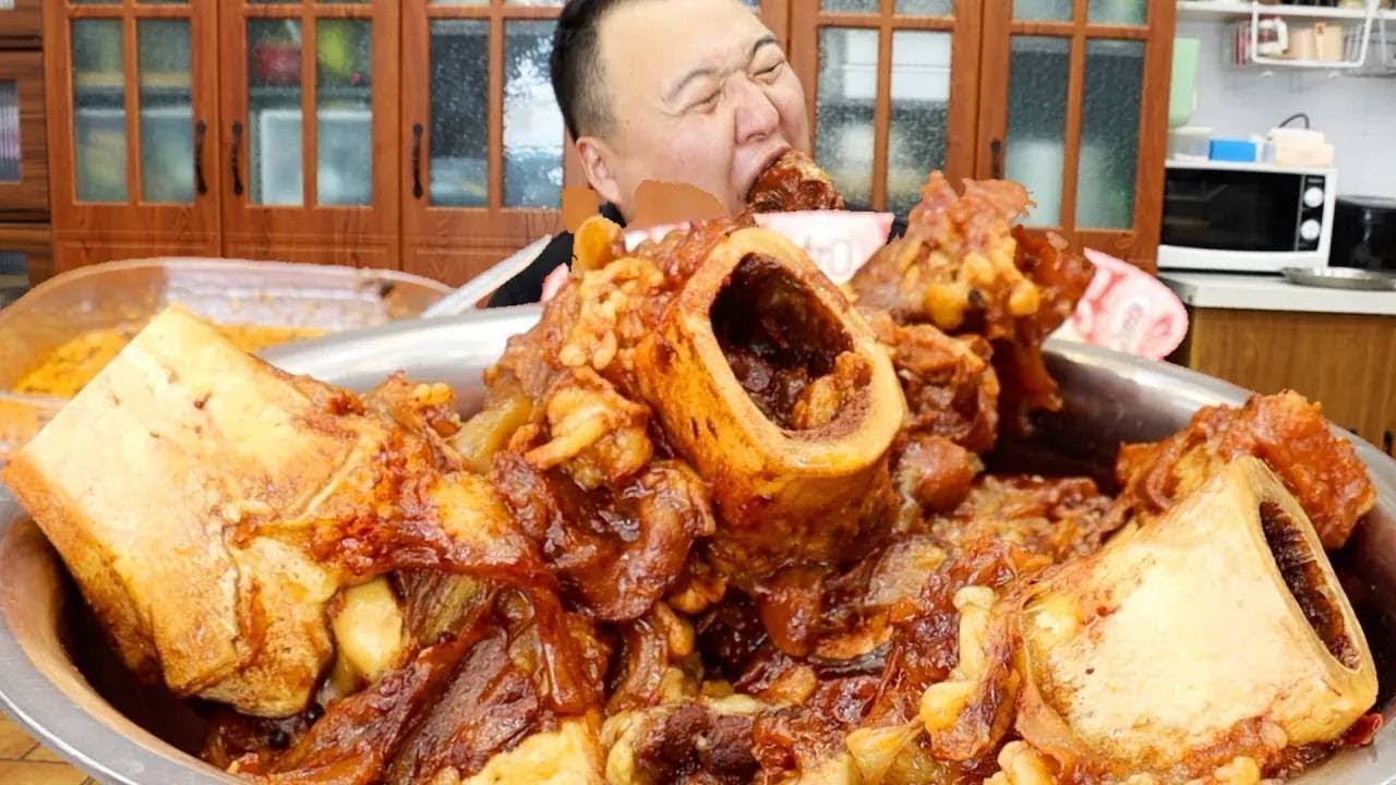 Aqiang made 14 pounds of spicy braised beef tendon, which is soft, chewy and delicious.
