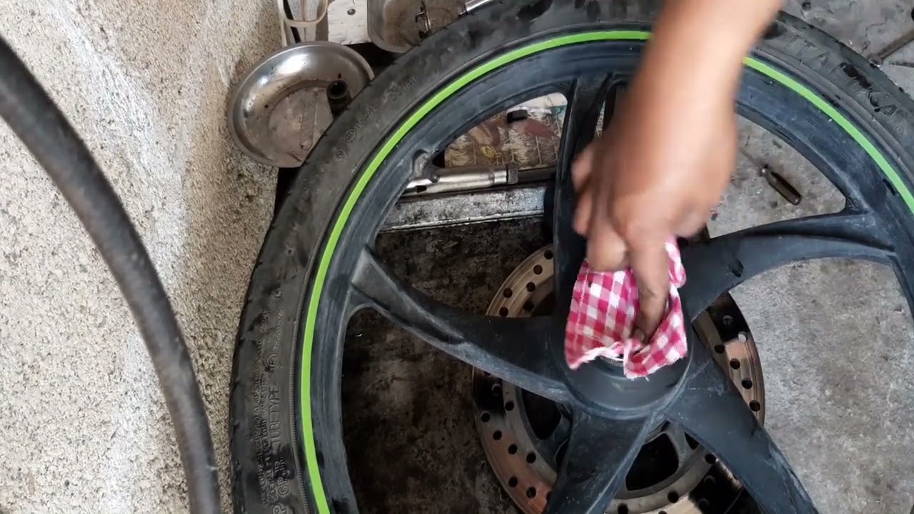 Dale Mantenimiento a la llanta delantera de la moto AT110 ITALIKA