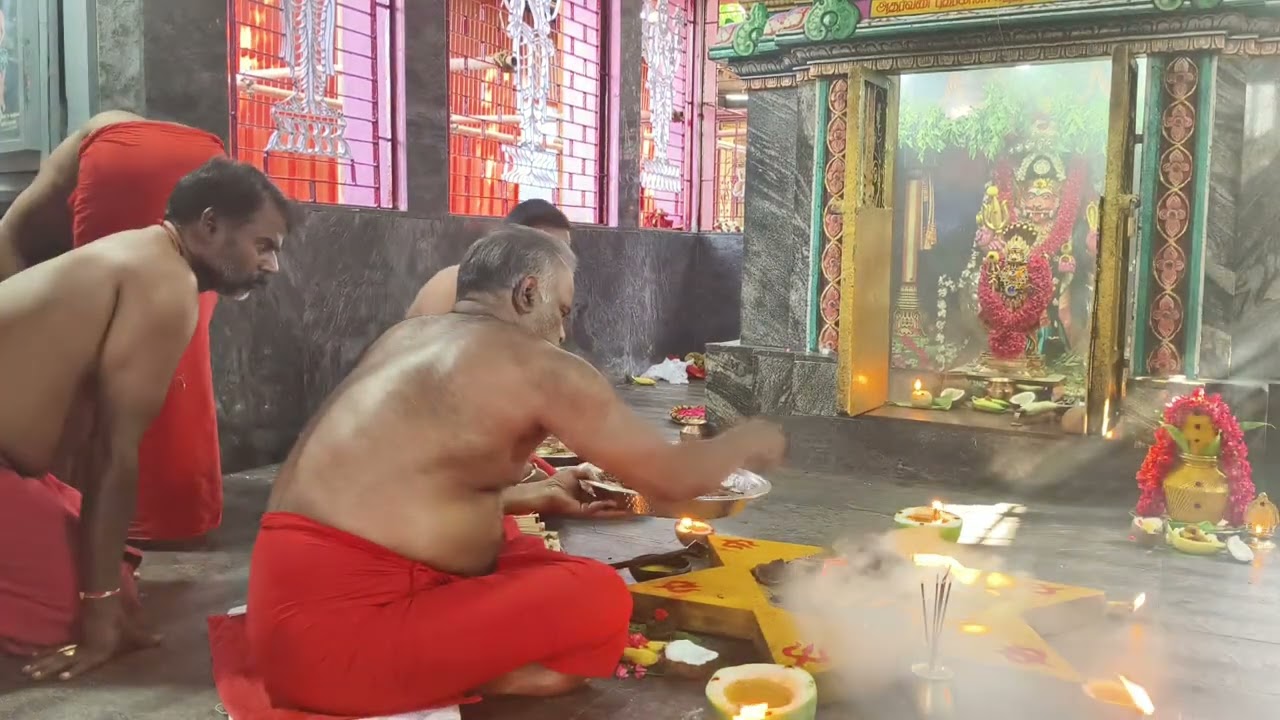 மேல்மருவத்தூர் ஆதிபராசக்தி கோயில் பத்ரகாளி அம்மனுக்கு வெள்ளி பூஜை.
