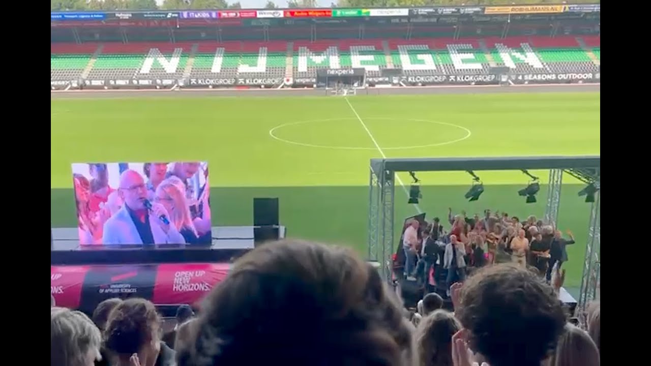NEC-directeur zingt eigen lied 'Met de zon op m'n bol' tijdens opening studiejaar HAN