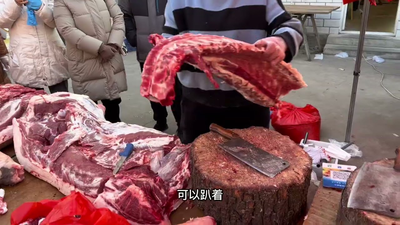 北京农村大集，早上大伙开始排大队抢猪肉，起步就上千块，快来看#正宗土猪肉 #猪肉 #生态黑猪 #人间烟火 #黑猪肉 #卖猪肉 #猪肉价格 #赶集