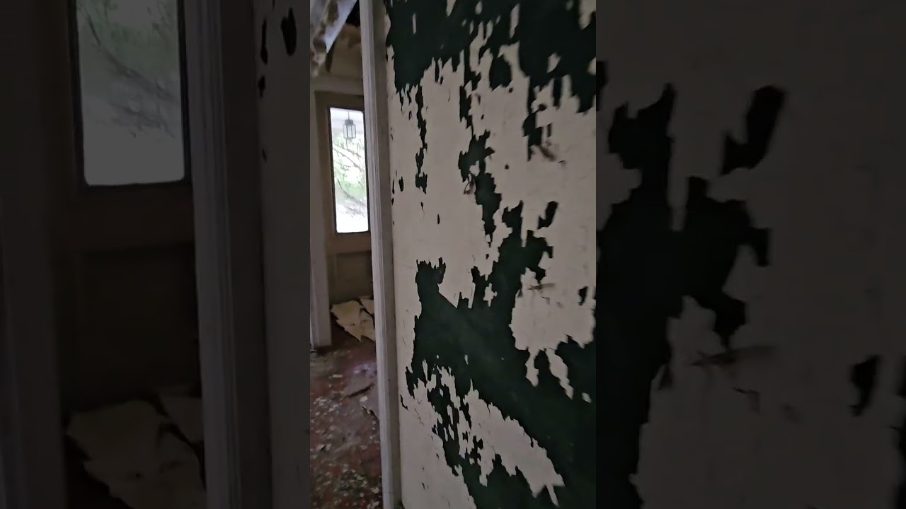 Great old abandoned house. Lots of stuff left behind. 