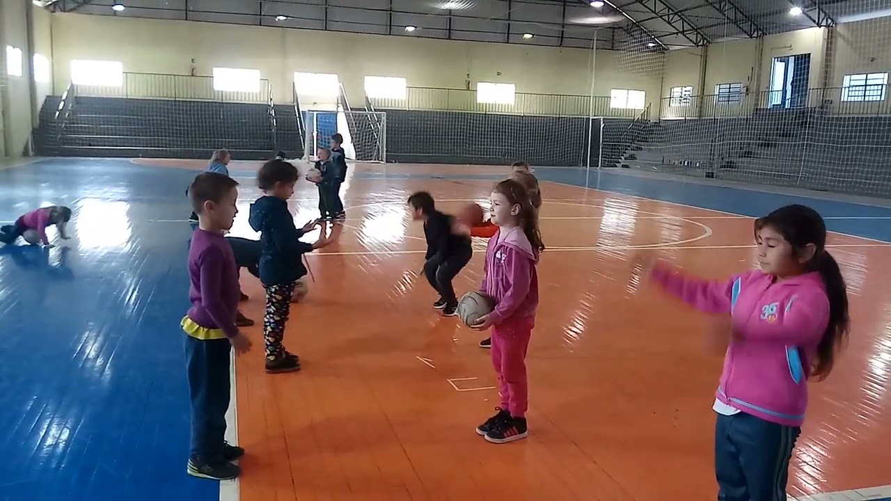 Coordenação motora com bola. Educação Infantil II A.