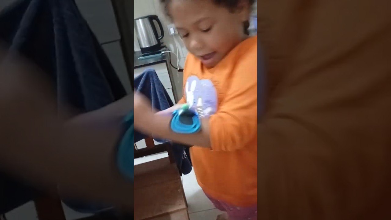 Sol Ficou Aperreada Com O Massageador Elétrico Que Dá Choque!