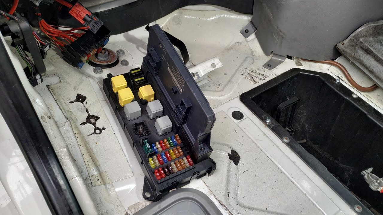 VW Crafter (or MB Sprinter without EK1), locating the D+ (engine running) signal wire.