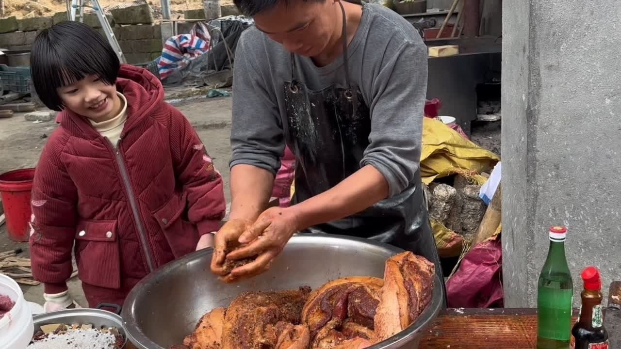 300多斤的大肥猪能割出几斤五花肉，腌肉，准备做腊肉#美食 #腊肉 #正宗土猪肉
