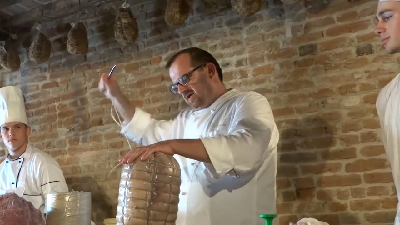Antica Corte Pallavicina - Massimo Spigaroli Prepara il Culatello