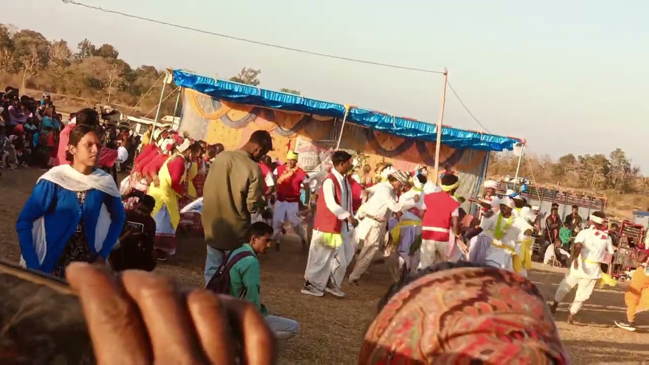 Khunti Aadivasi chain dance..