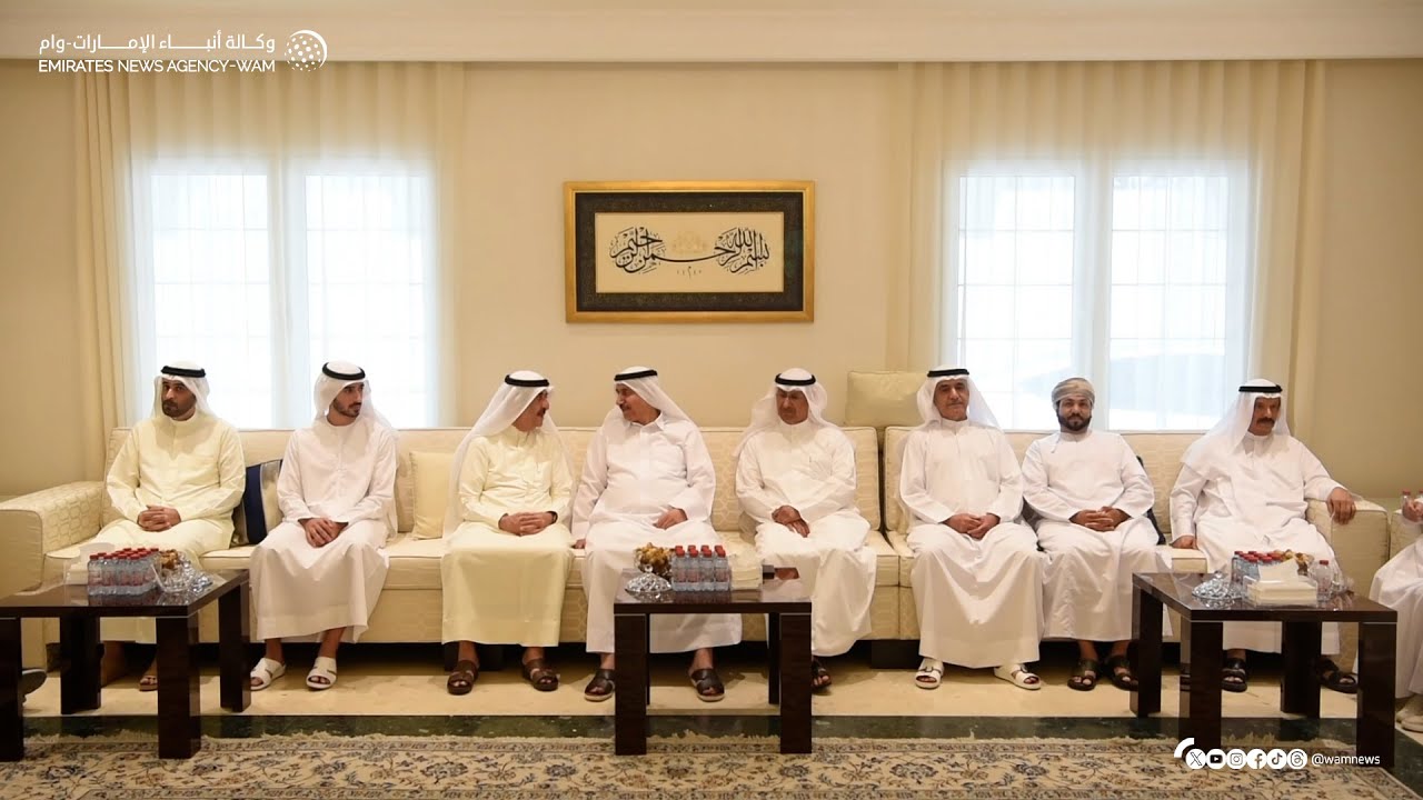 حاكم أم القيوين يقدم واجب العزاء في وفاة حرم حمد بن رحمه الشامسي