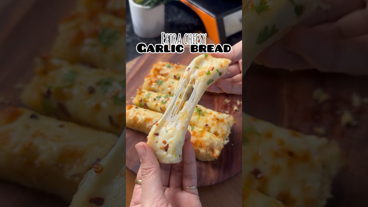 Extra cheesy garlic bread #garlicbread #cheesegarlicbread #cheesy #easysnacks #easyrecipe #shorts