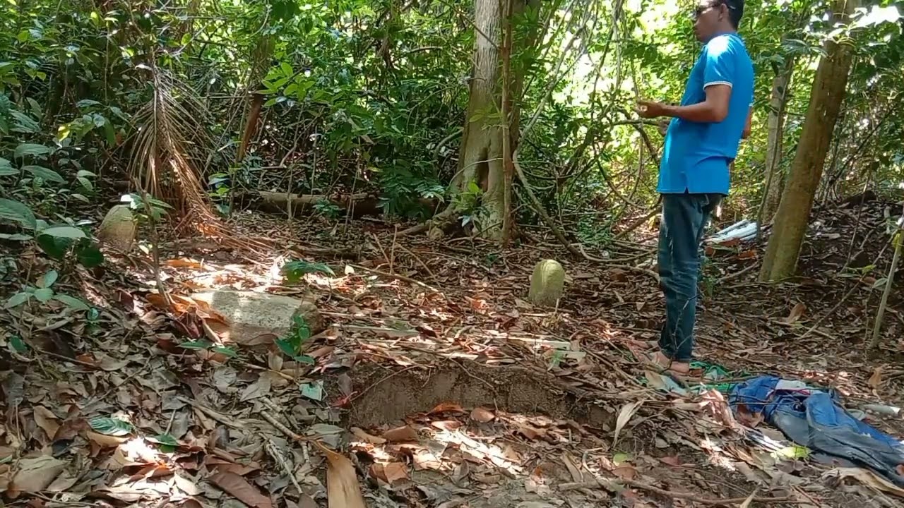 menjejak makam 1000 di pulau besar Melaka .