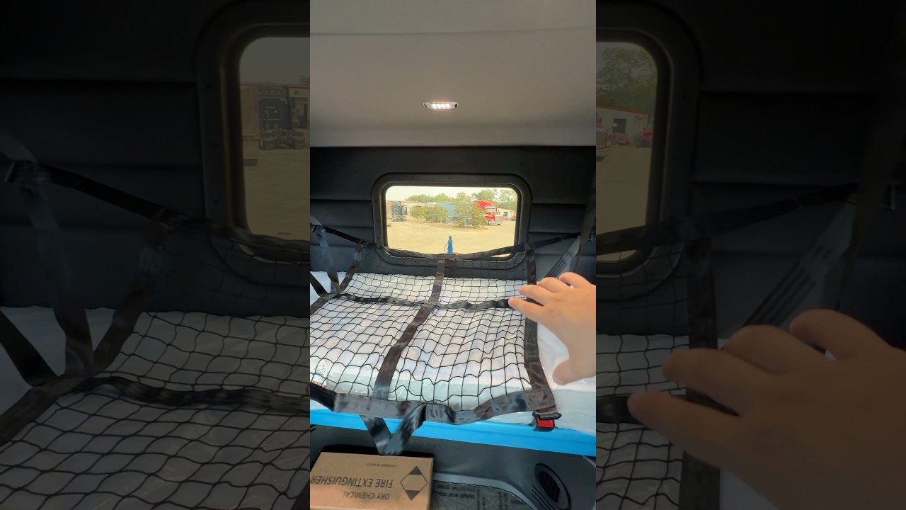Interior Bunk tour of a Peterbilt 589 #peterbilt589 #interiortour #semitrucktour #truckdrivers